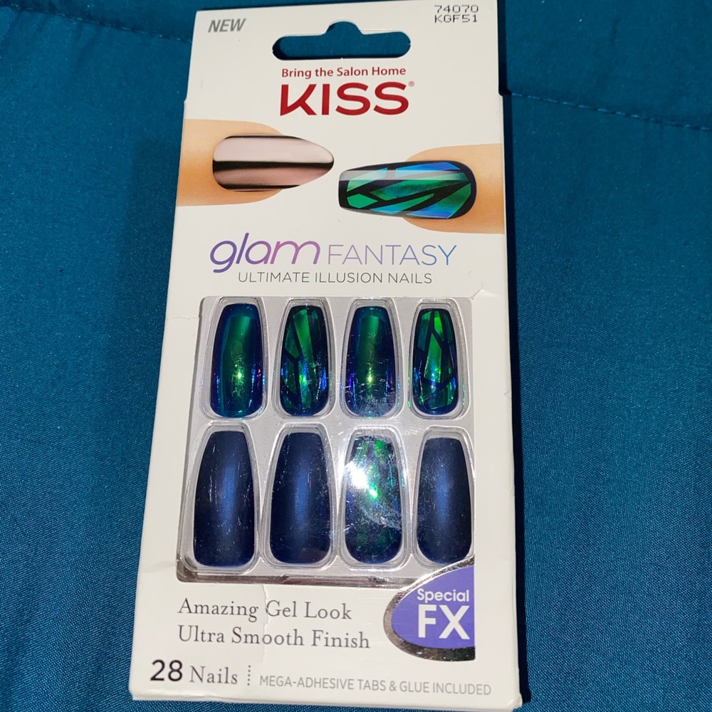Kiss Glam Fantasy Glue on nails